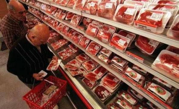 Consumidores frente a góndola de carne en supermercado argentino