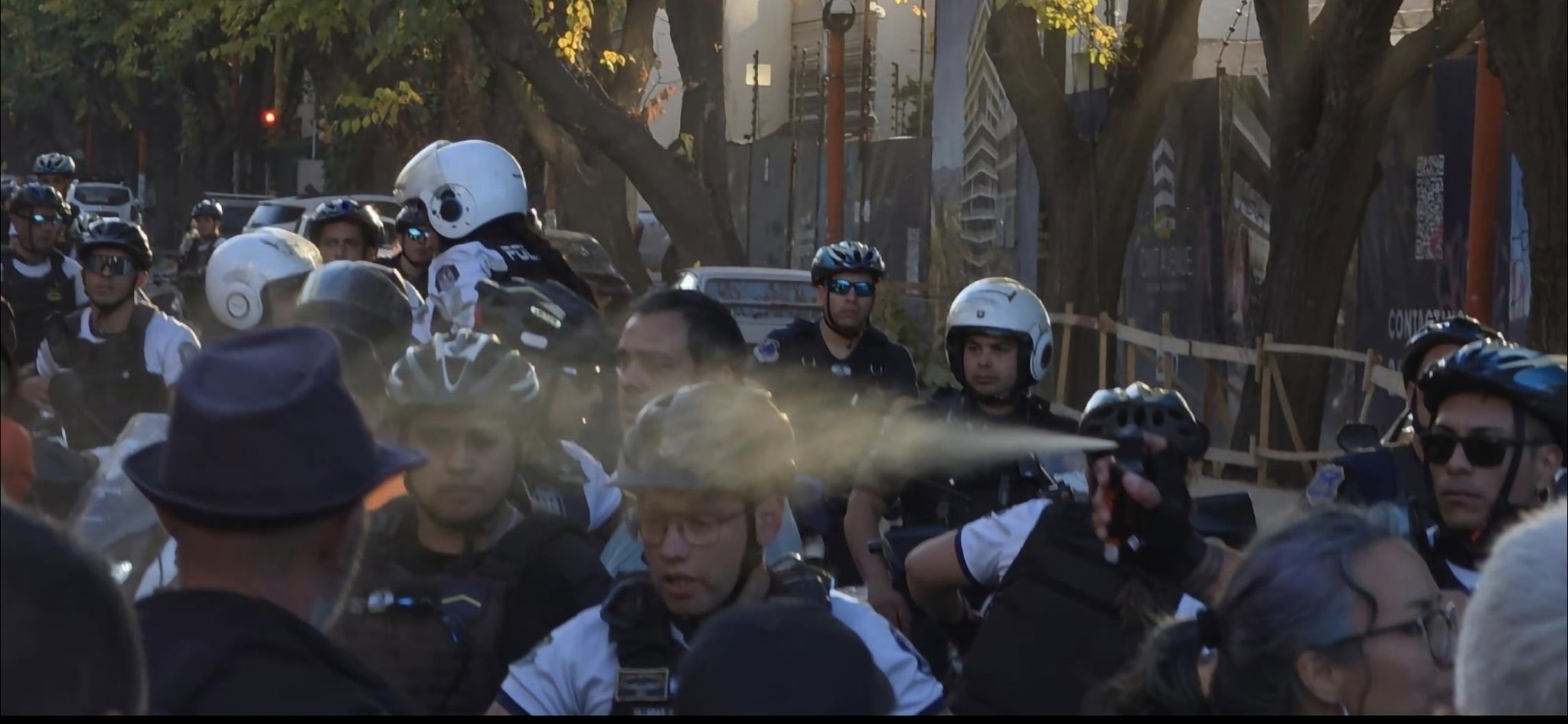 Policía de Mendoza reprime con gas pimienta a manifestantes durante la marcha universitaria