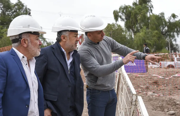 Humberto Mingorance, presidente de AYSAM, junto al gobernador Alfredo Cornejo y al intendente de Guaymallén Marcos Calvente