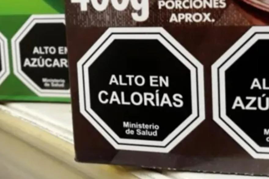 Octógonos negros del etiquetado frontal Ley 27.642 — Alto en calorías, Alto en azúcar — que el gobierno de Milei quiere derogar mediante proyecto firmado por Adorni y Lugones