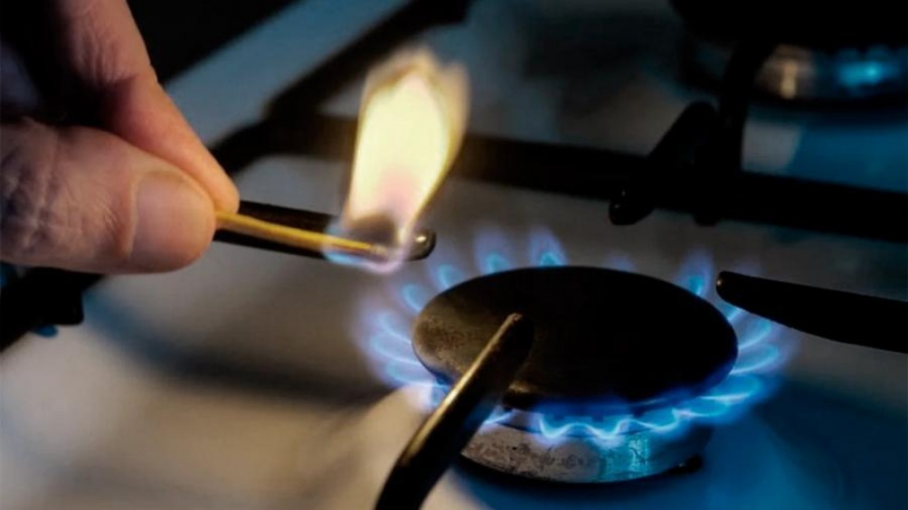 Mano encendiendo hornalla de cocina a gas