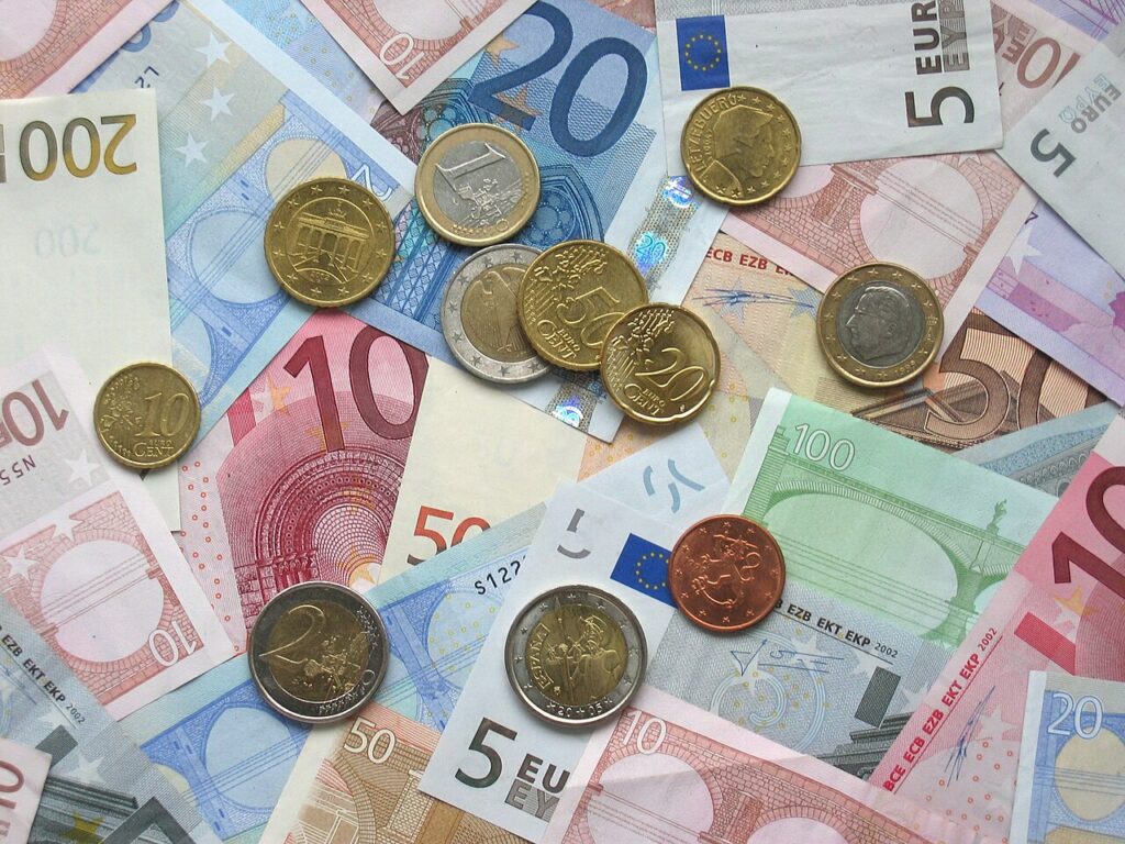 Billetes y monedas representando el ahorro en dólares en el sistema bancario argentino