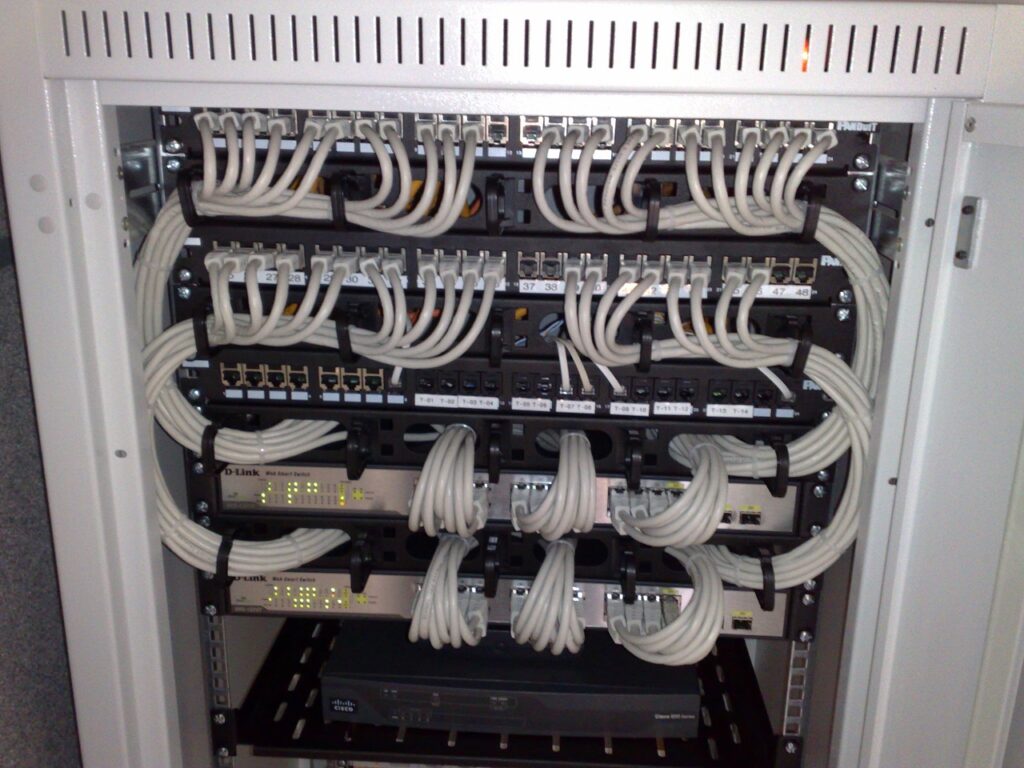 Panel de red con switches y cables Ethernet en rack - internet o cable que falla cómo reclamar