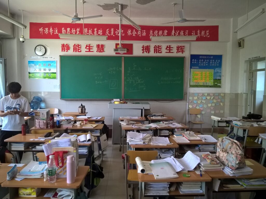 Aula de clases en colegio con alumnos - aumento de cuotas en colegios privados y derechos de las familias Argentina 2026