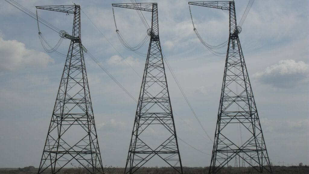 Torres de alta tensión y cables eléctricos, boleta de luz descuento EPRE