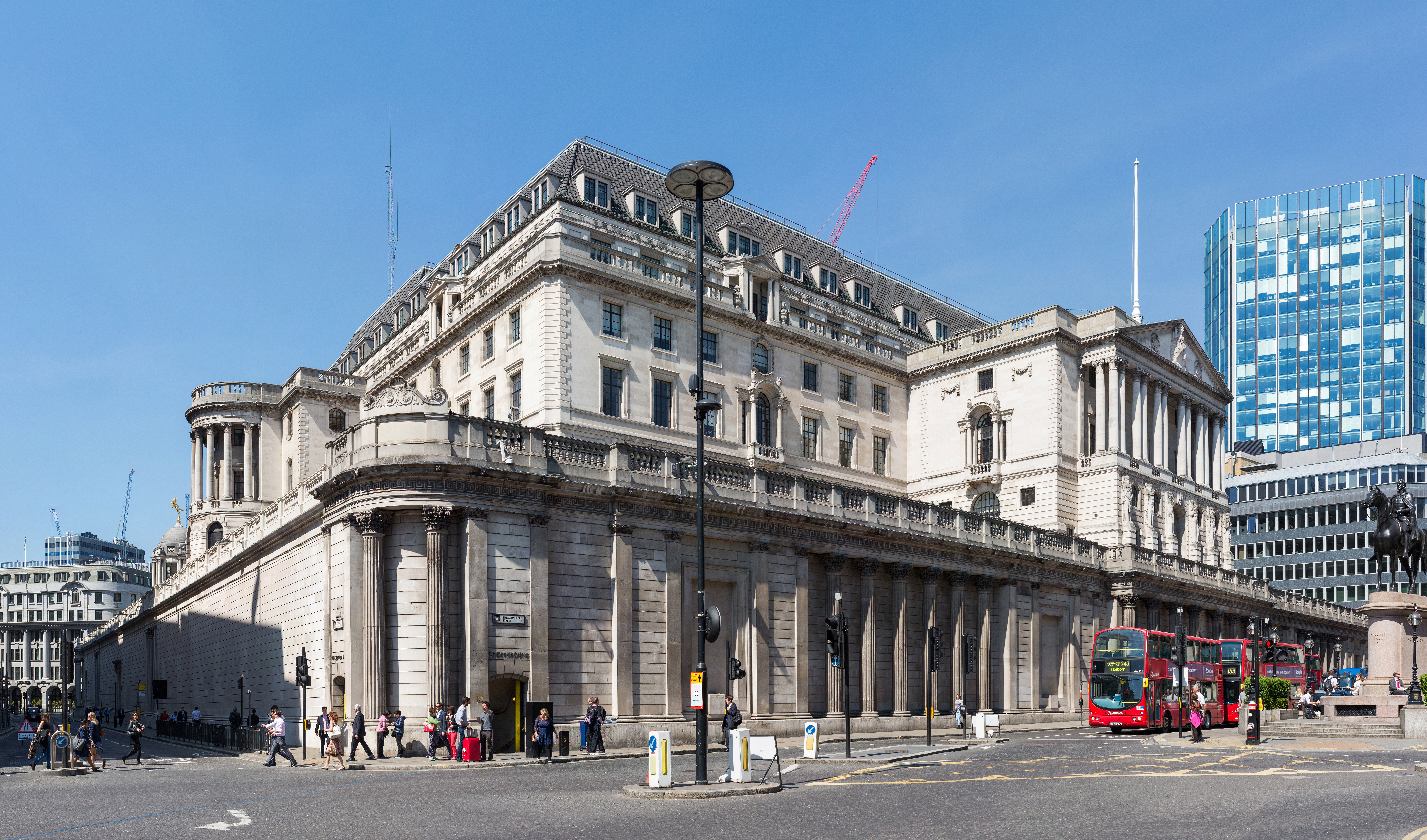 Edificio del Banco de Inglaterra en Londres, representando la regulación bancaria y las tasas de interés de tarjetas de crédito
