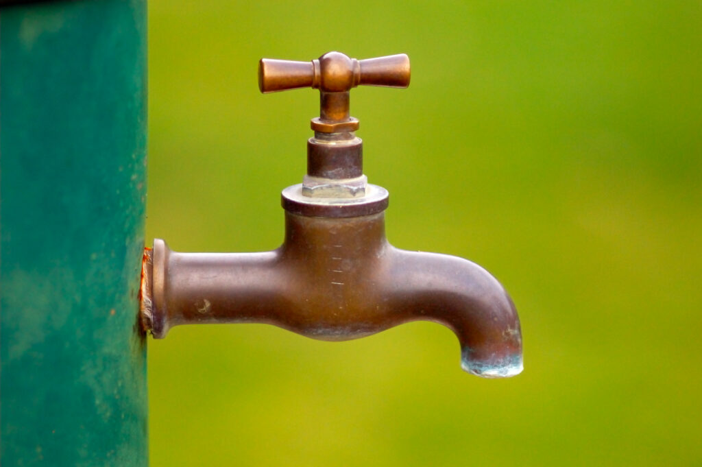 Canilla de agua abierta con chorro de agua corriente en Mendoza