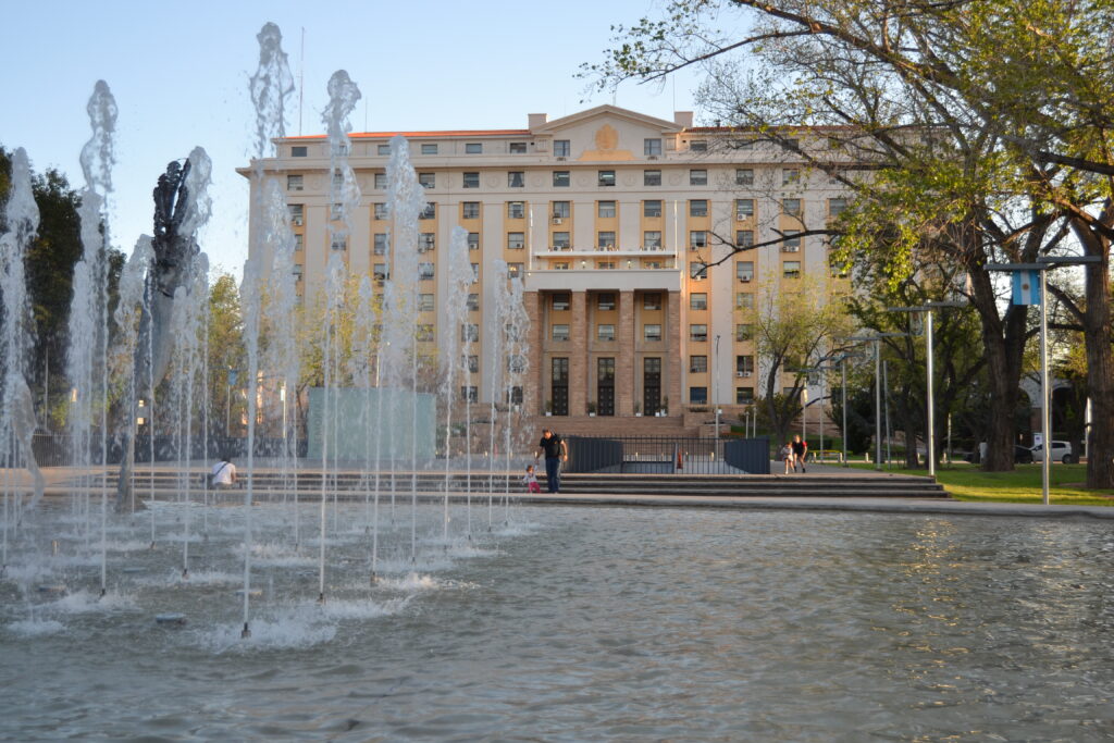 Edificio gubernamental en Mendoza - plan regularización tasas municipales Ciudad de Mendoza 2026