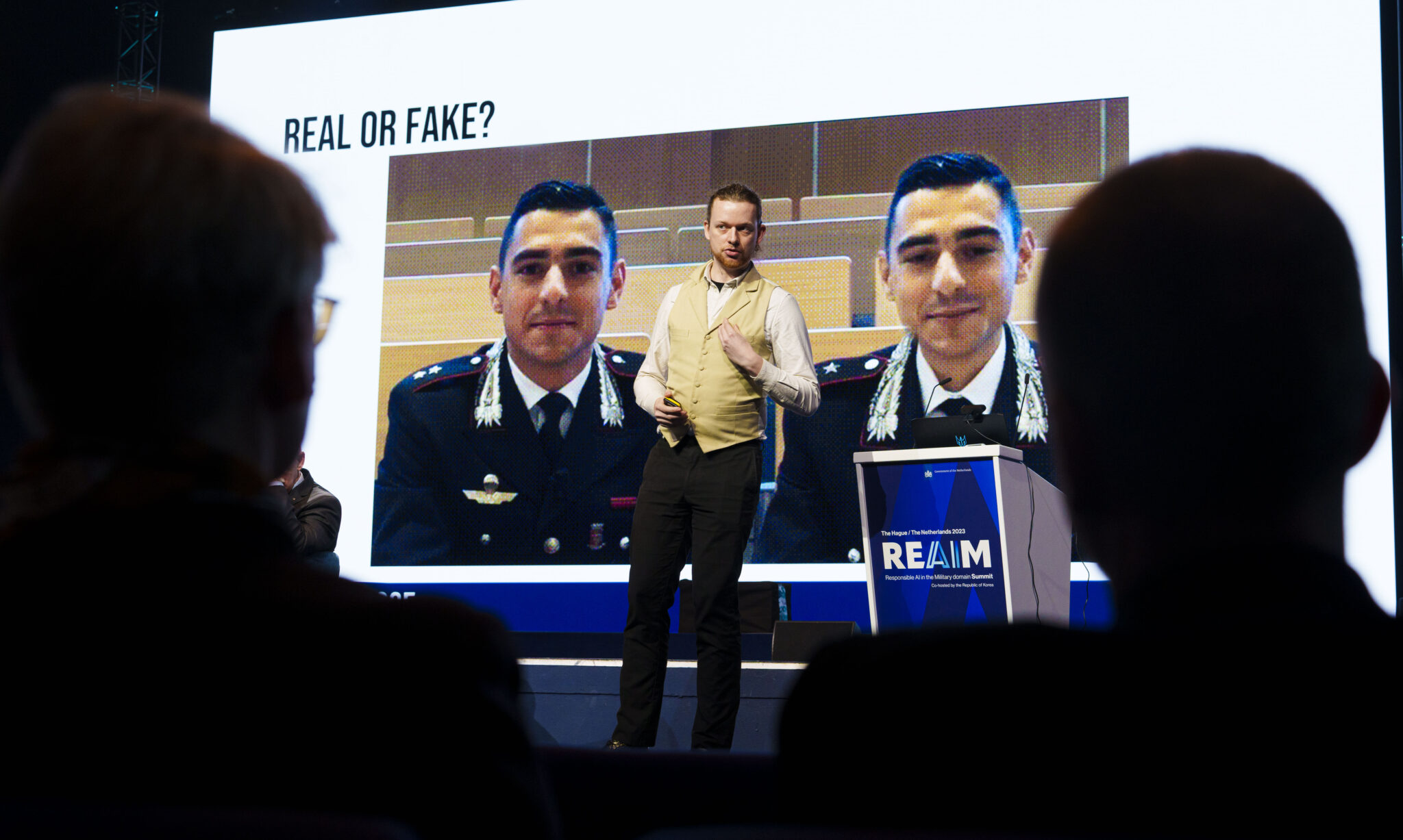 Tecnología deepfake: rostro manipulado con inteligencia artificial para suplantar identidades en estafas de inversión