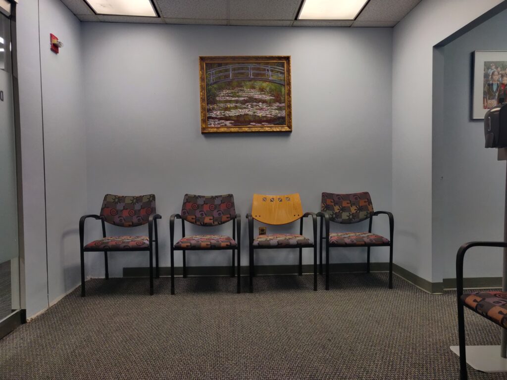 Sala de espera de consultorio médico - prepaga aumenta cuota por edad franja etaria derechos consumidor Argentina