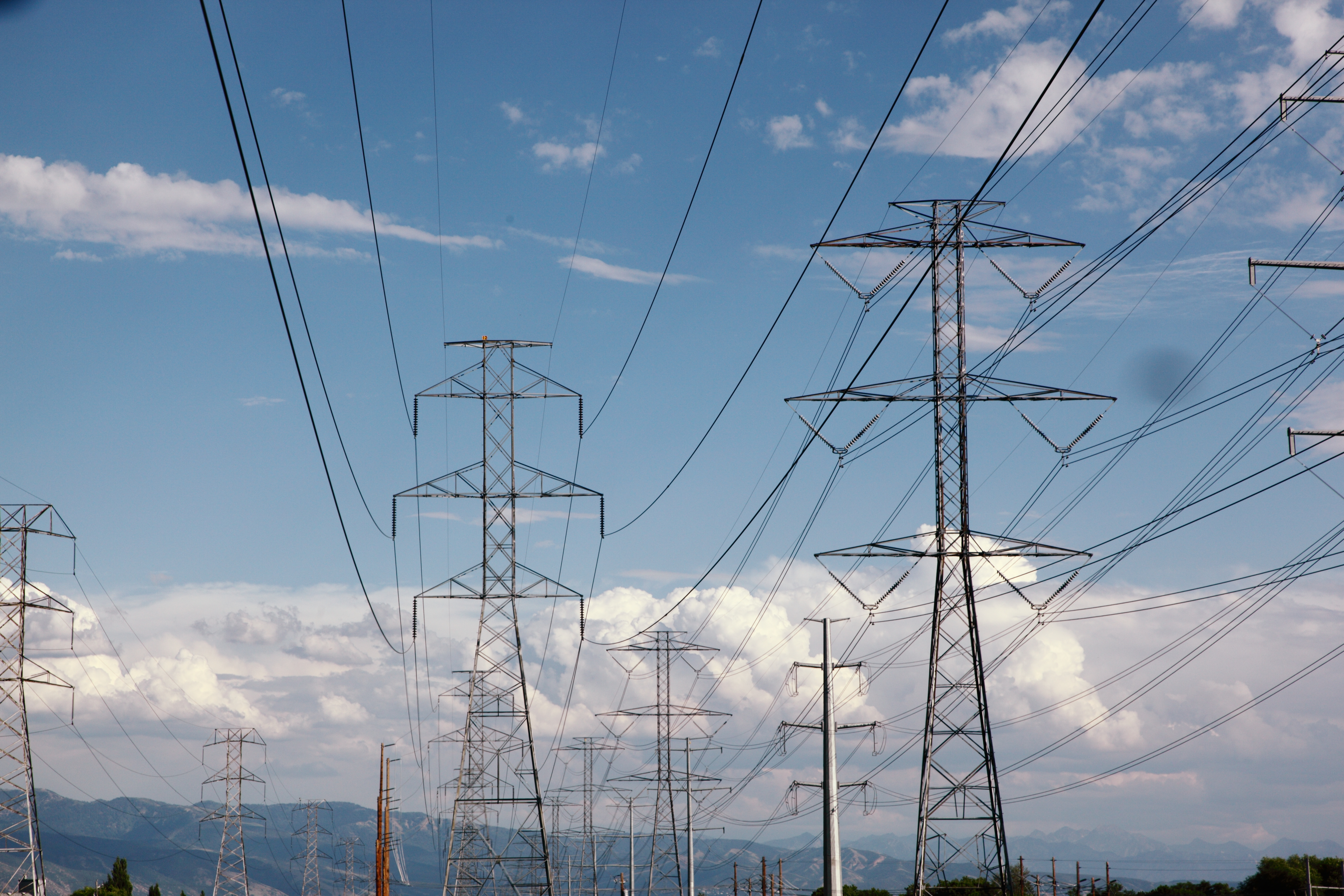 Torres de tendido eléctrico y cielo azul - subsidio de luz junio 2026 EPRE Mendoza descuento 62% SEF