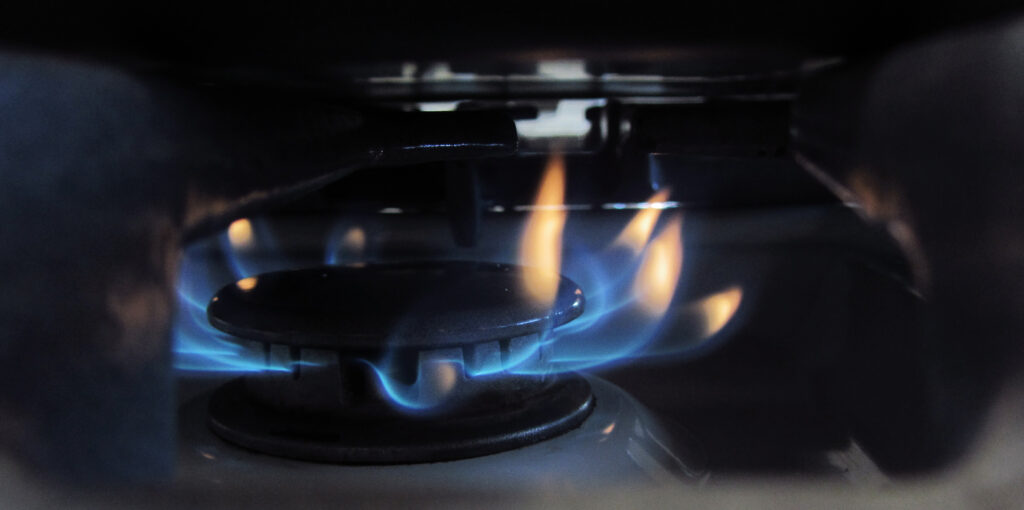 Hornalla de cocina a gas encendida, representando el servicio de gas natural y las tarifas de Zona Fría en Mendoza