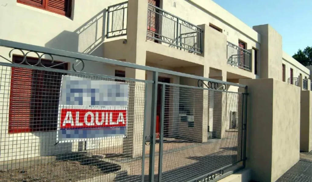 Adulto mayor usando una notebook junto al edificio del Banco Nación, sobre el cambio en el débito automático de la tarjeta desde septiembre de 2026