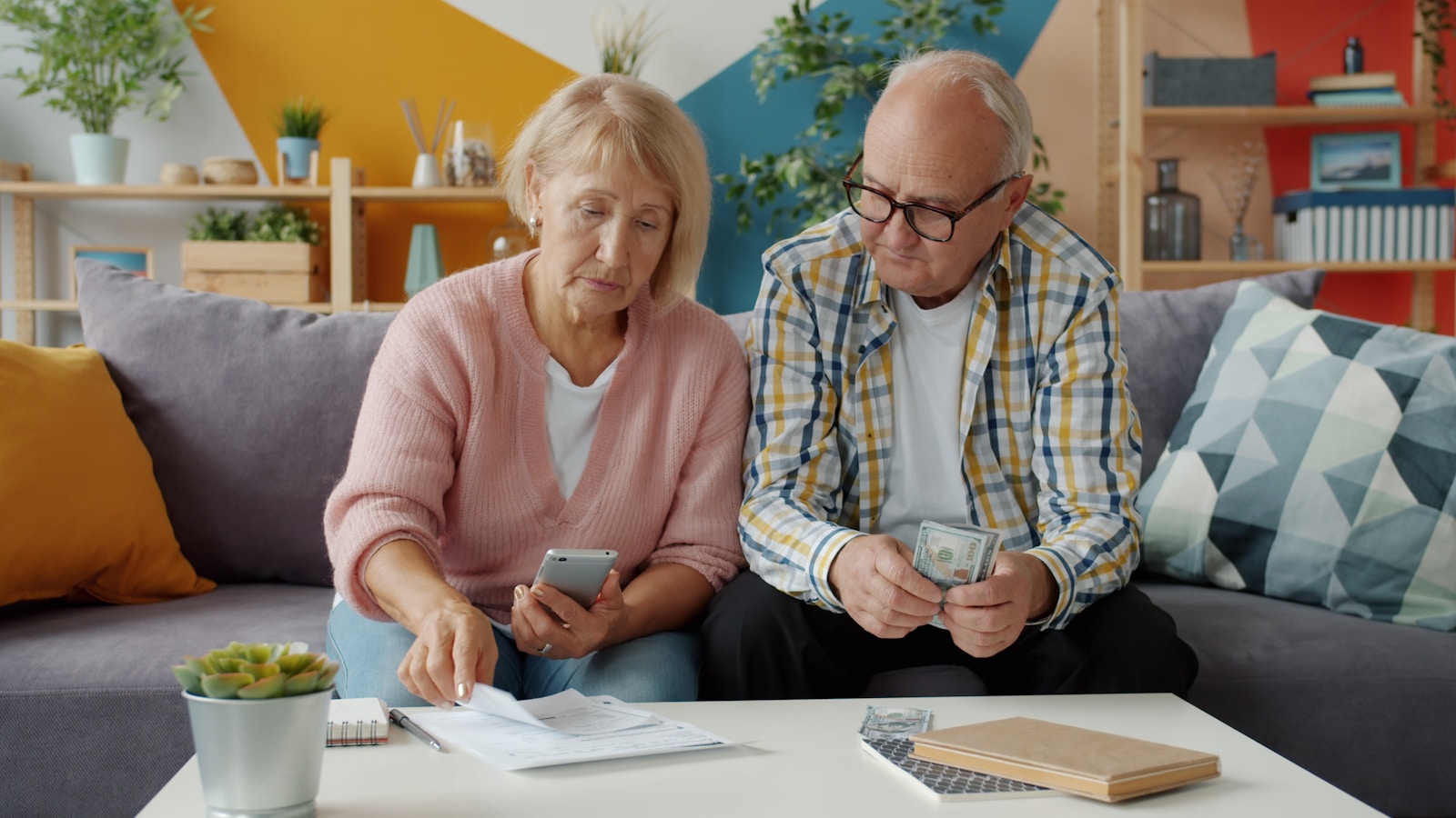 Pareja de jubilados revisa el calendario de cobros y los montos de la jubilación ANSES julio 2026