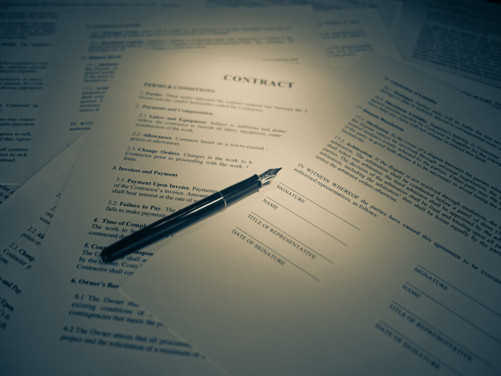 Documentos legales sobre un escritorio
