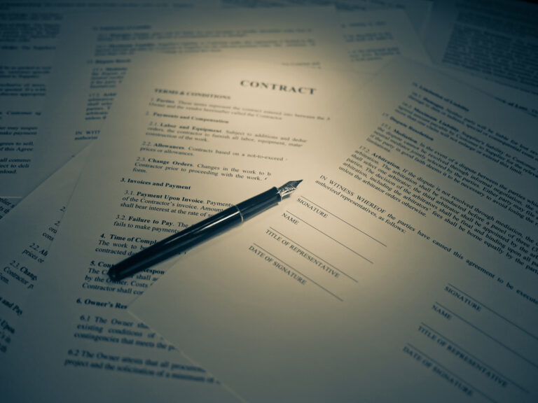 Documentos legales sobre escritorio - contratos de alquiler derechos inquilinos actualización junio 2026 Mendoza