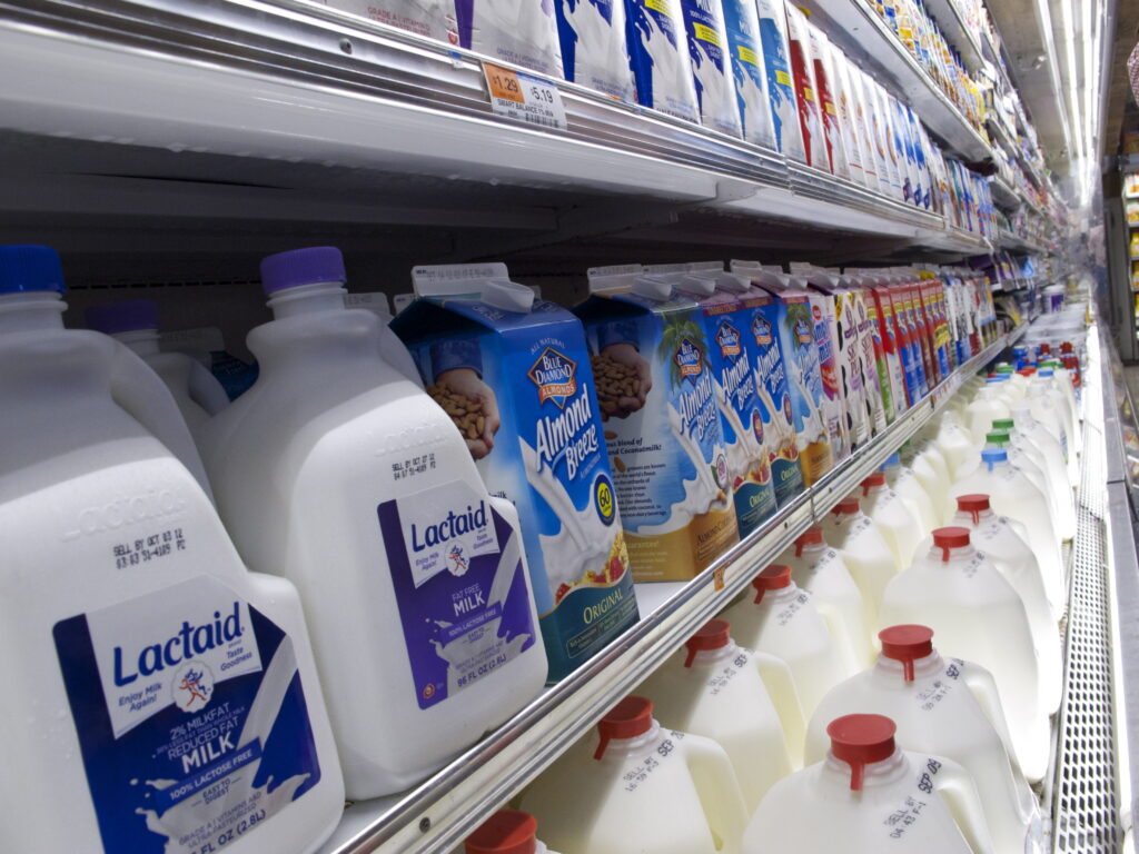 Pasillo de supermercado con productos en góndola - precios después de derogar Ahora 12 y Precios Cuidados Argentina 2026