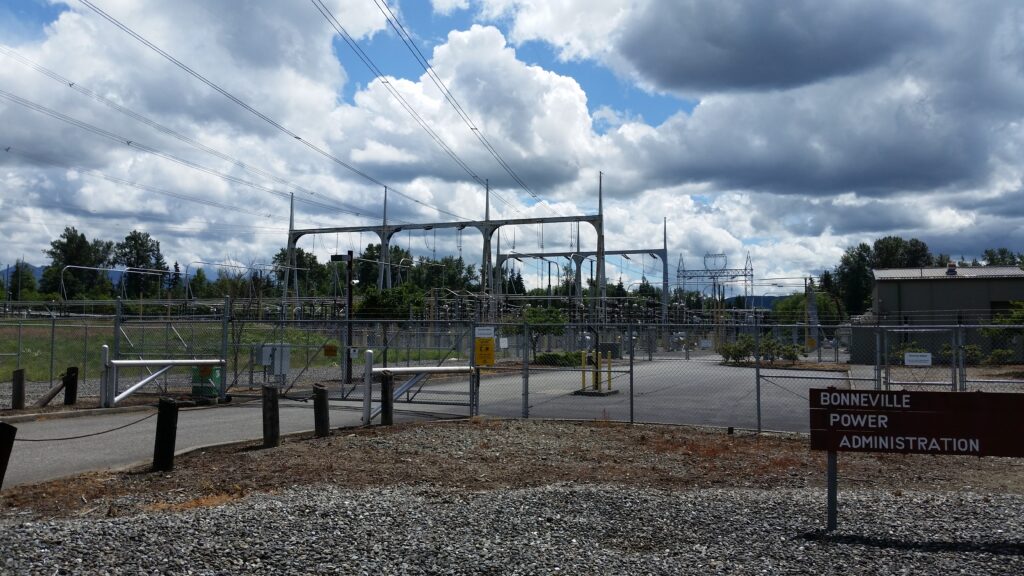 Subestación eléctrica de alta tensión representando el sistema de distribución de energía eléctrica regulado por el EPRE en Mendoza