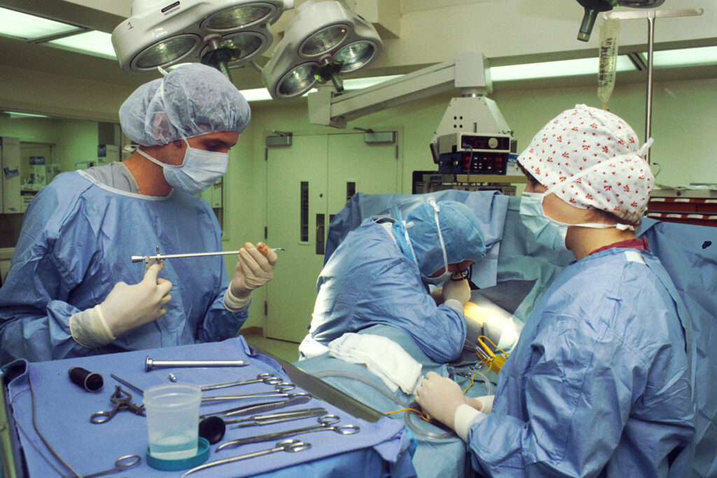Sala de operaciones quirúrgica - obra social o prepaga que niega cobertura médica Argentina