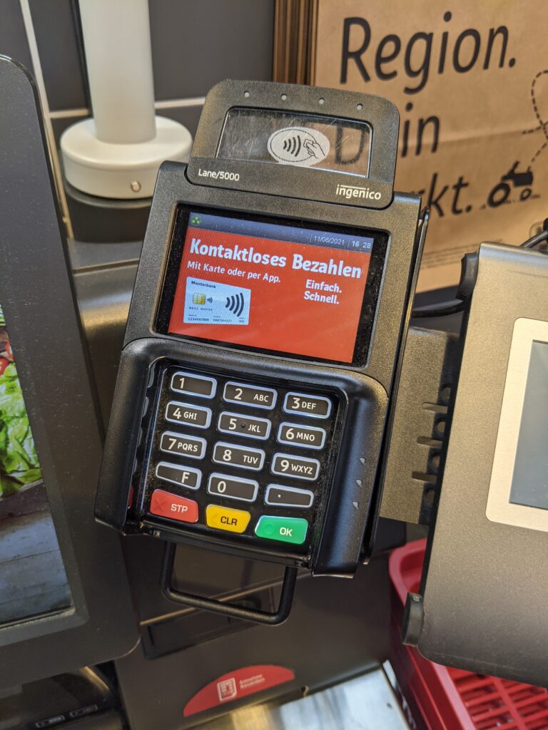 Terminal de pago en caja de autopago de supermercado