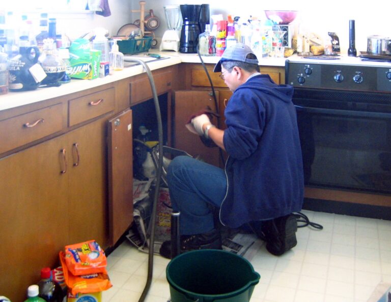 Plomero trabajando en reparación de cañería