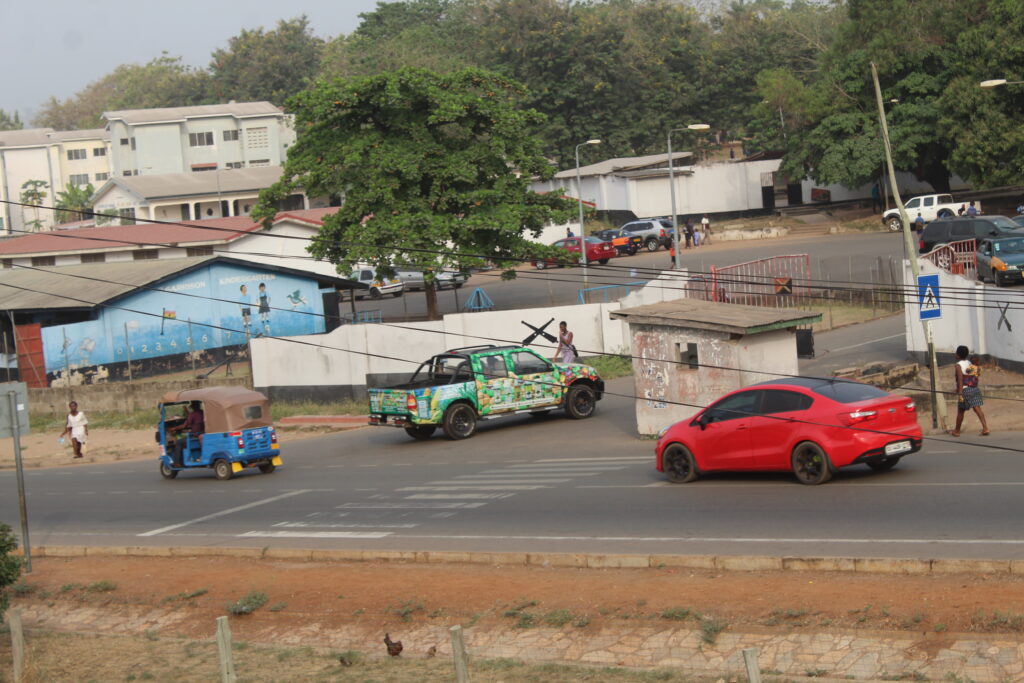 Auto rojo en la ruta, planes de ahorro automotor