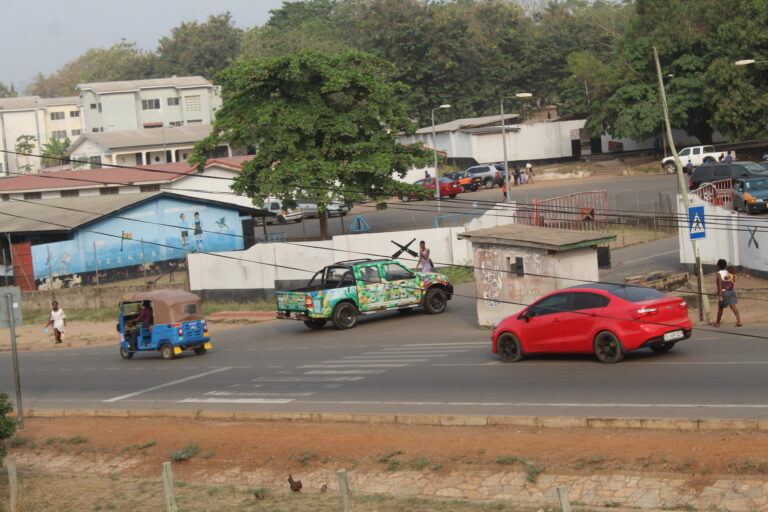 Auto rojo en la ruta, planes de ahorro automotor