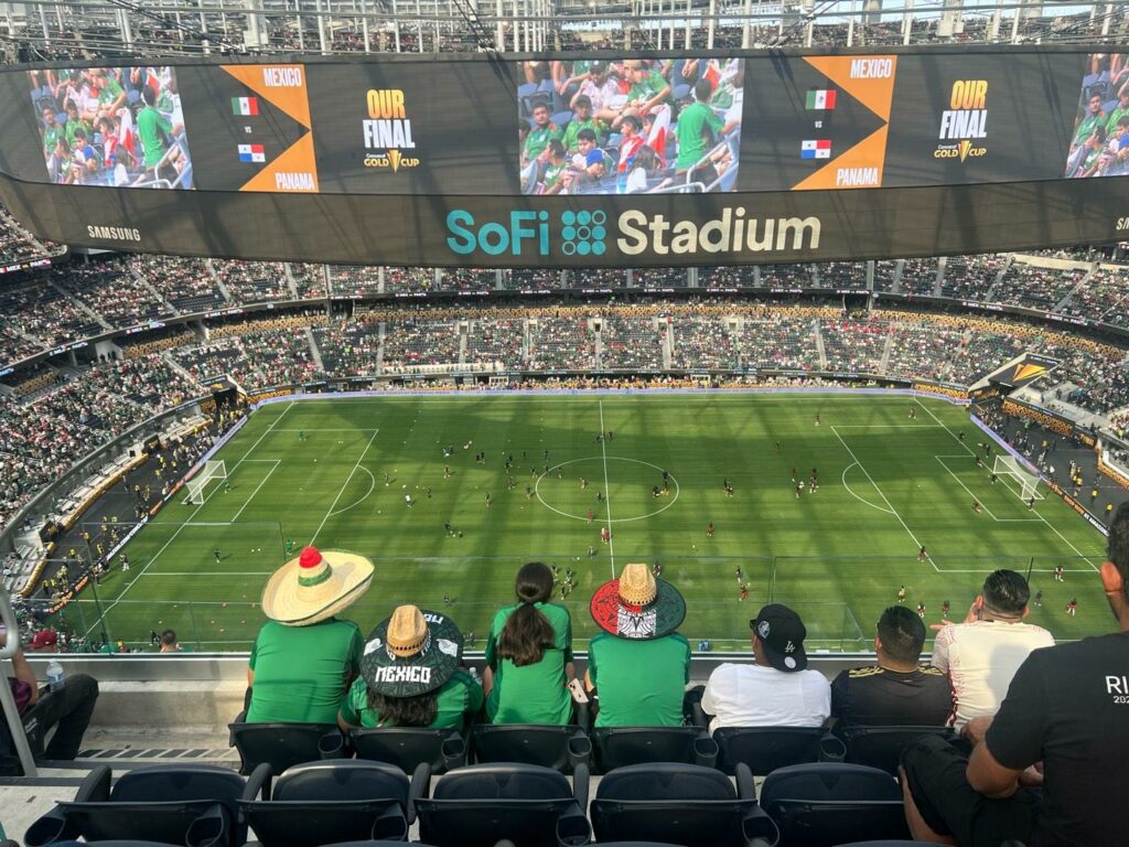 Partido de fútbol en estadio SoFi de Los Ángeles - estafas con entradas del Mundial 2026 sitios falsos fraude online