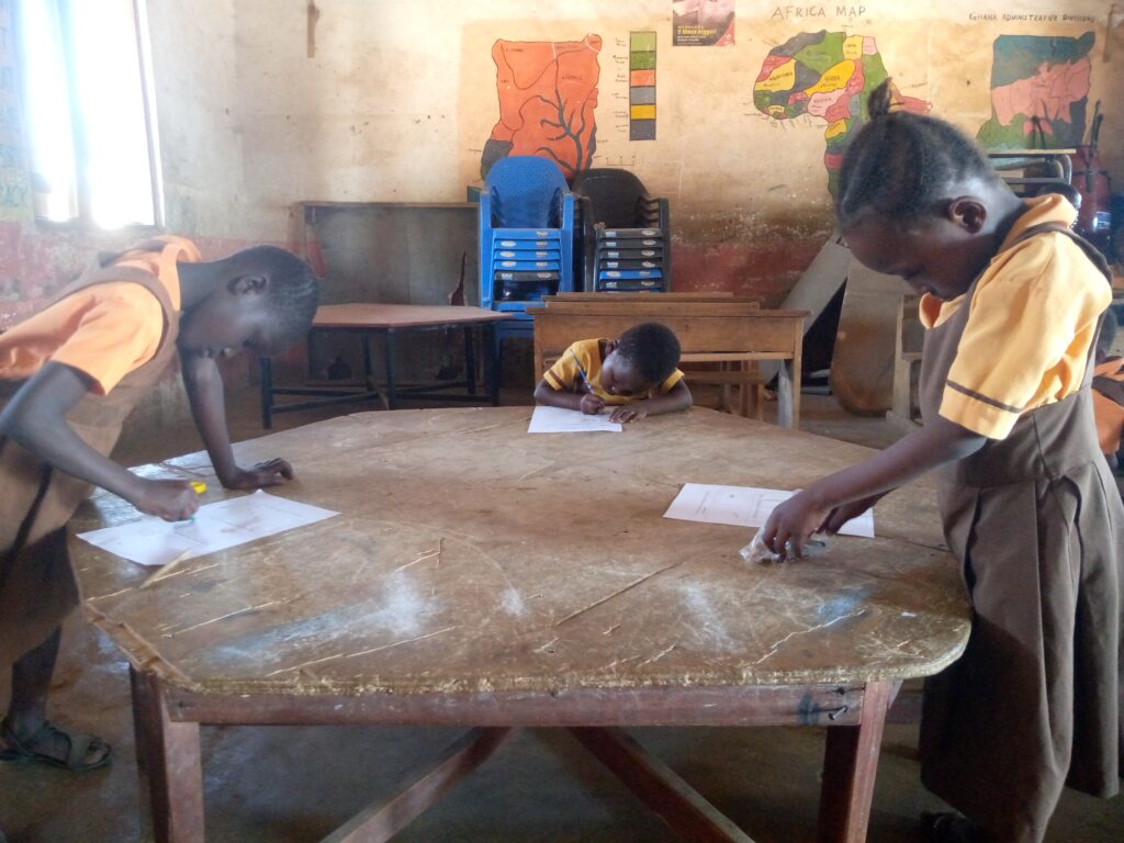 Estudiantes escribiendo en un aula de colegio privado - cuotas escolares sin control nacional Argentina 2026