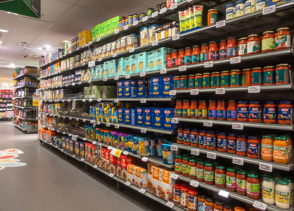 Estantes de supermercado con productos de higiene y cosméticos