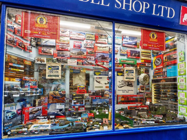 Vidriera de negocio con exhibición comercial y maquetas