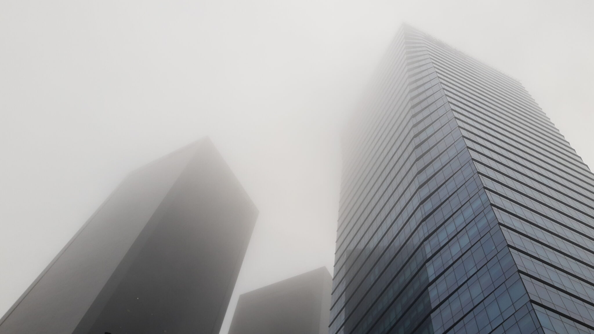 Torres Alem Plaza y BBVA en Buenos Aires bajo la neblina - fallo judicial pandemia obliga al banco a devolver 9600 millones a 620000 clientes