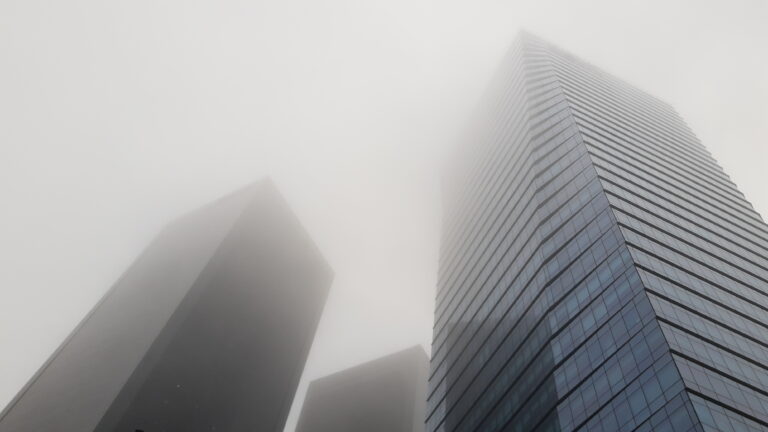Torres Alem Plaza y BBVA en Buenos Aires bajo la neblina - fallo judicial pandemia obliga al banco a devolver 9600 millones a 620000 clientes