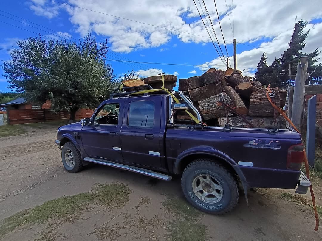 Camioneta cargada de leña para calefacción en Mendoza