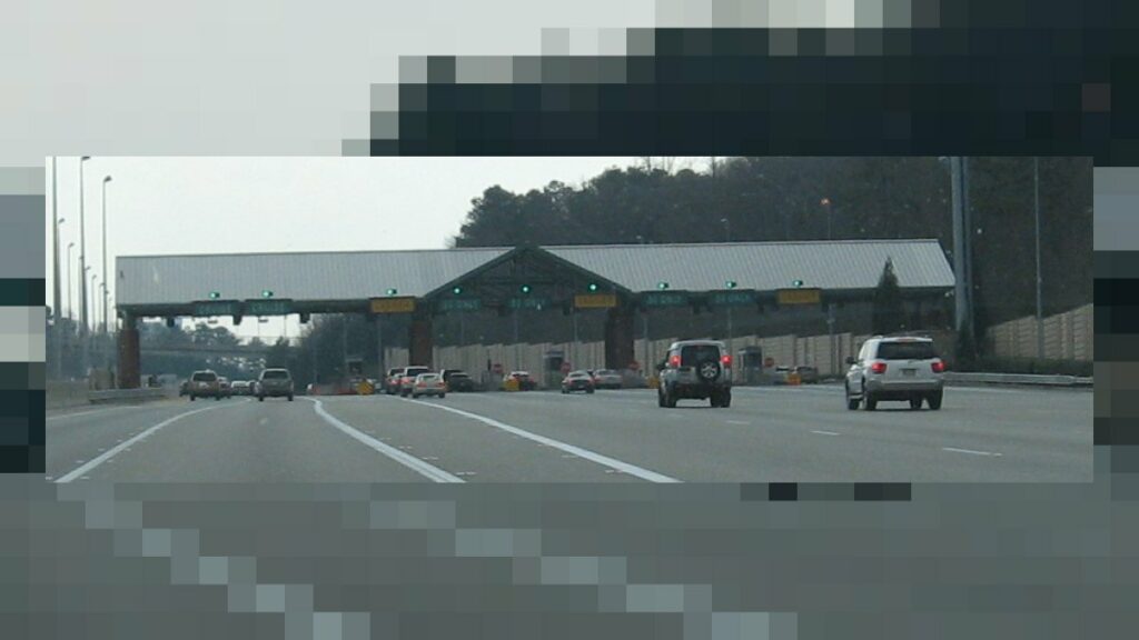 Cabina de cobro de peaje en autopista - aumento de tarifas de peajes en Argentina 2026