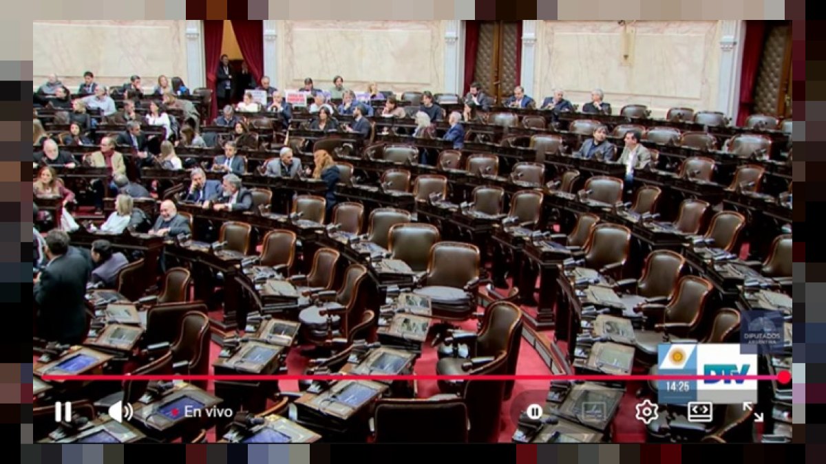 Recinto de la Cámara de Diputados de la Nación con bancas vacías durante la sesión caída por falta de quórum