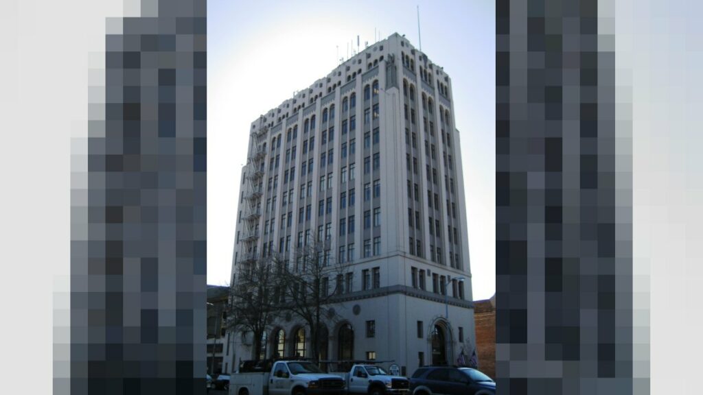 Fachada de edificio bancario histórico - fallo BBVA devolución dinero consumidores pandemia 2020
