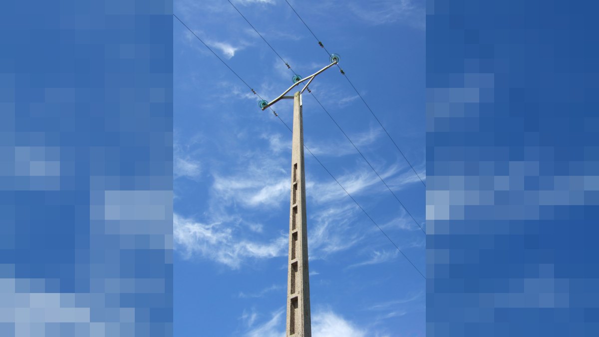 Líneas de electricidad contra el cielo - tarifa de luz subsidio energético Mendoza