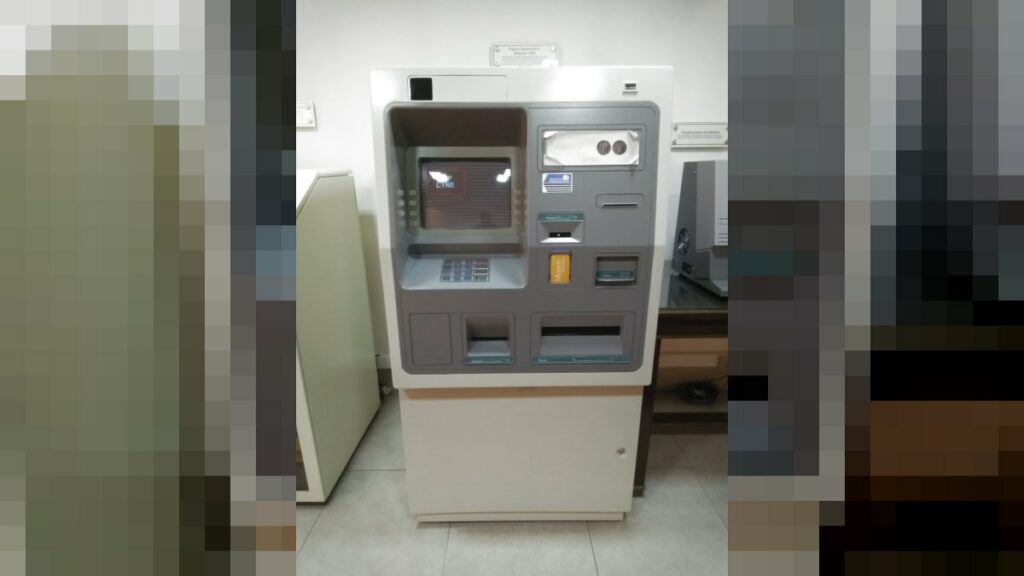 Cajero automático para extracción de efectivo - comisión banco Argentina