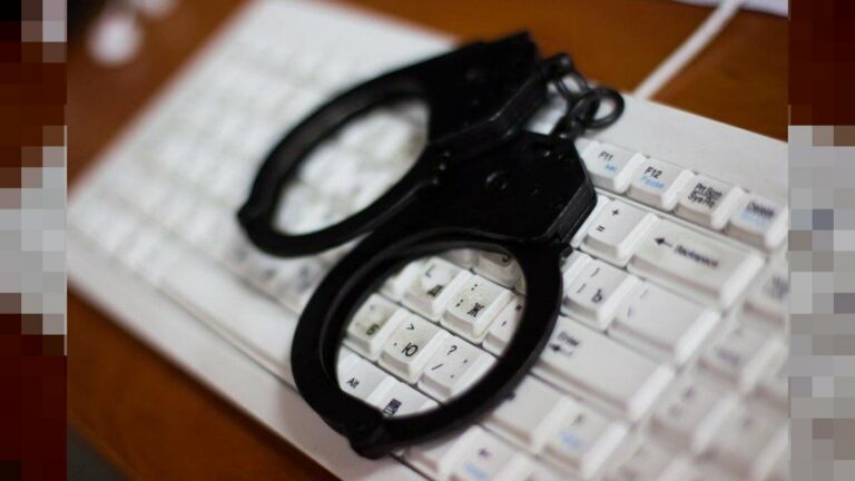 Teclado de computadora y esposas - estafa digital phishing correo electrónico ARCA