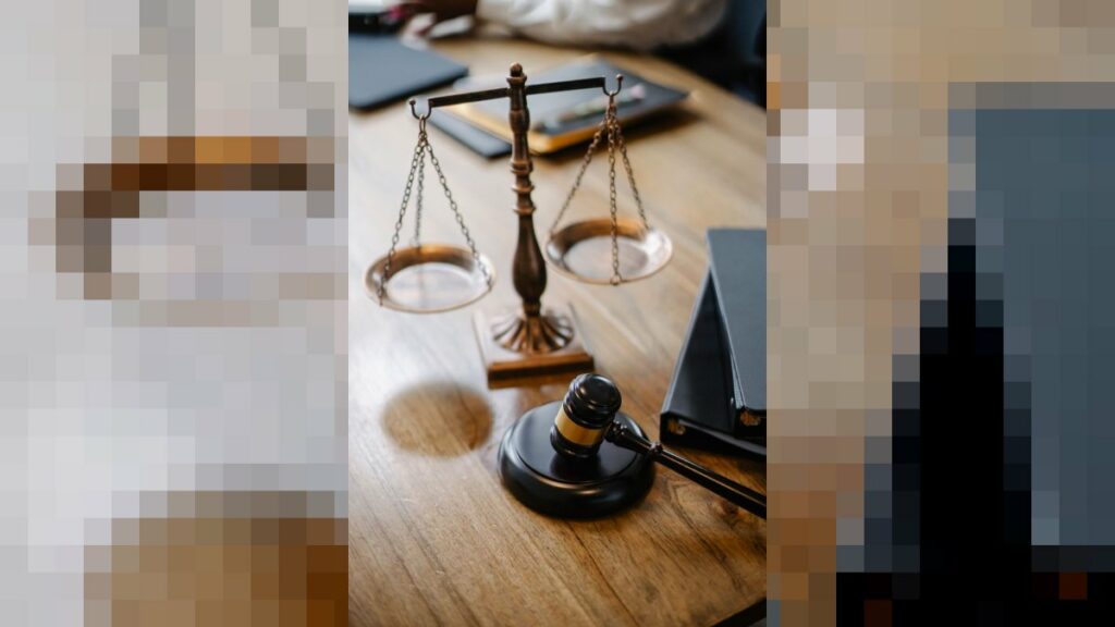 Escritorio de juez con balanza de justicia y mazo en una oficina judicial