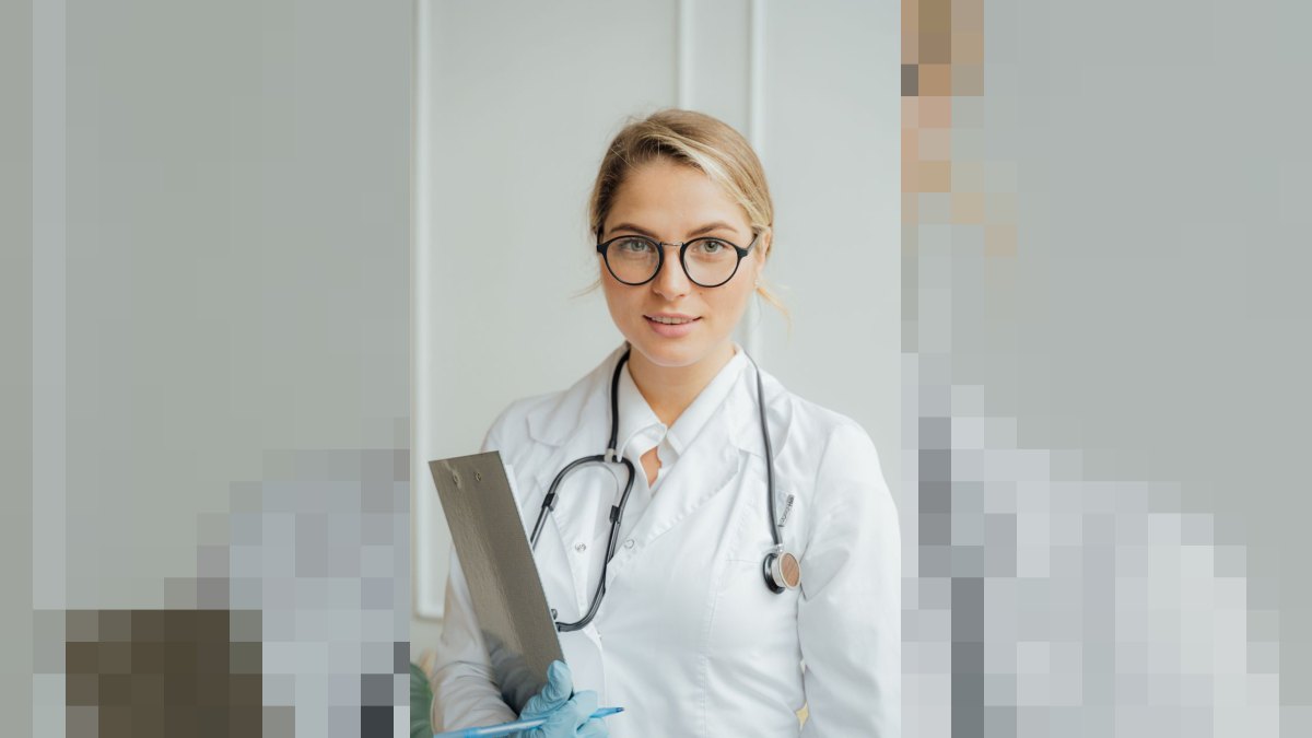 Médico explicando el detalle de la factura de medicina prepaga a un paciente preocupado