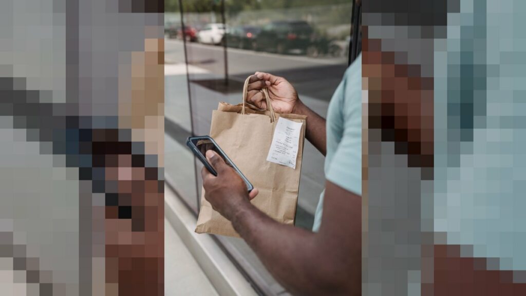 Persona revisando ticket de compra en comercio mendocino con detalle de impuestos