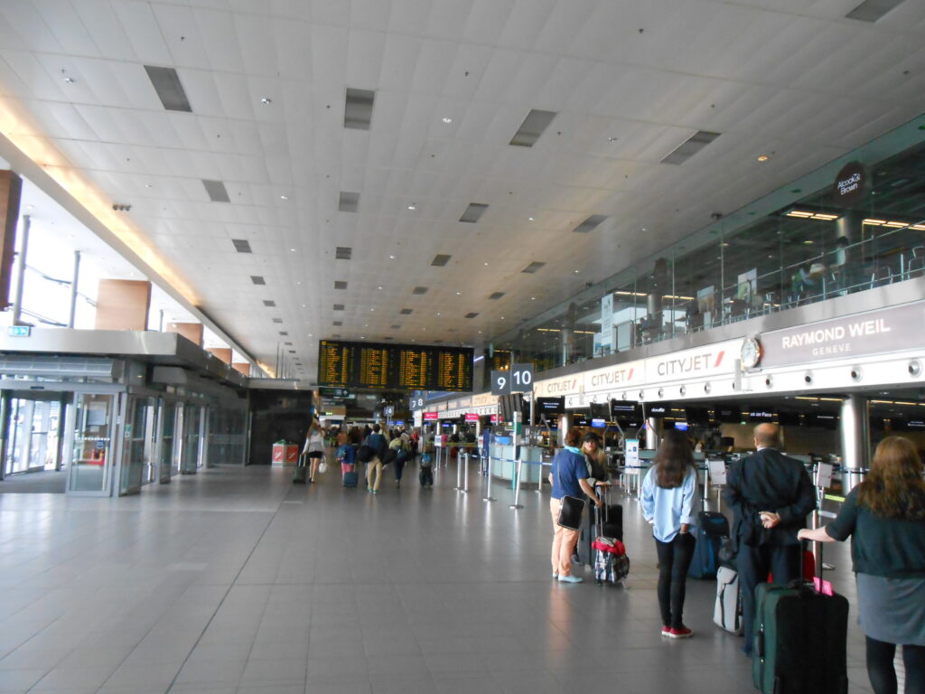 Sala de embarque de aeropuerto con pasajeros esperando - vuelo cancelado o demorado derechos consumidor Argentina