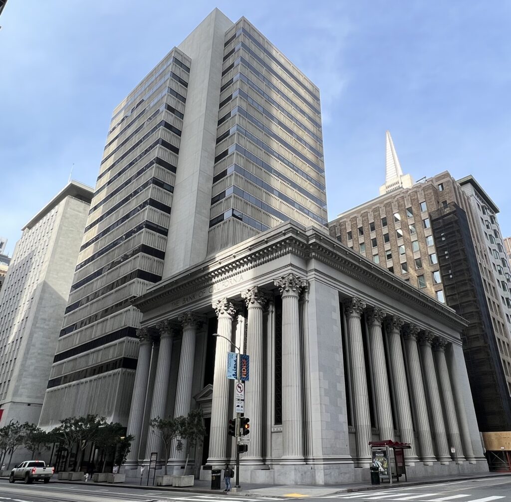 Edificio de un banco visto desde afuera, fachada clásica