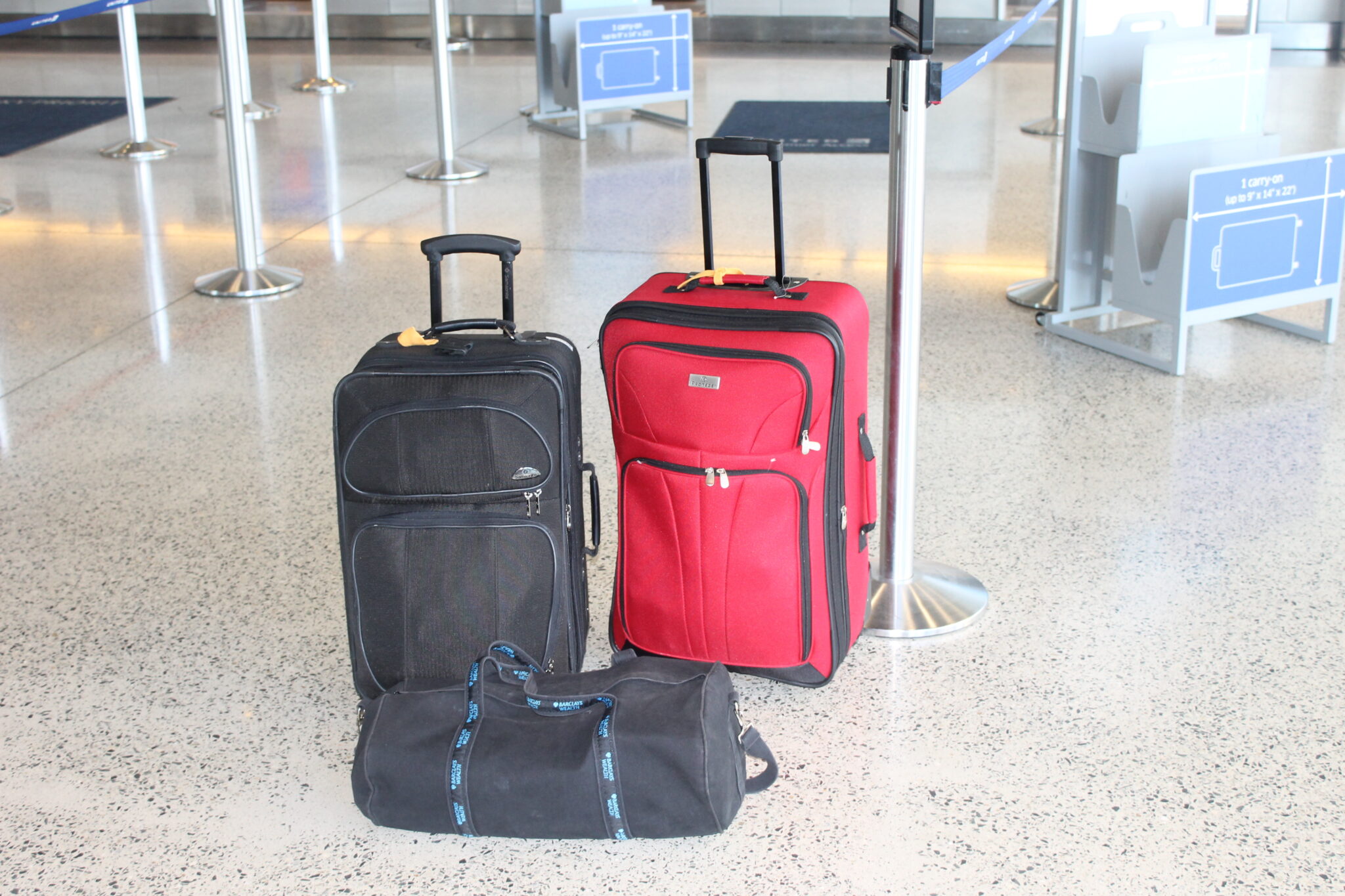 Equipaje y valijas en pista de aeropuerto aguardando embarque