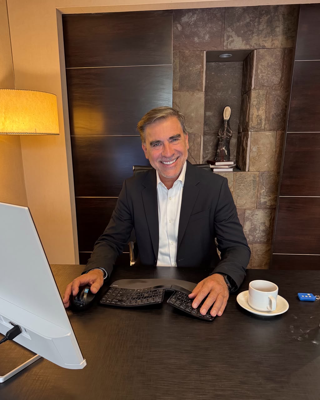 Dr. Mario Vadillo en su estudio en Mendoza