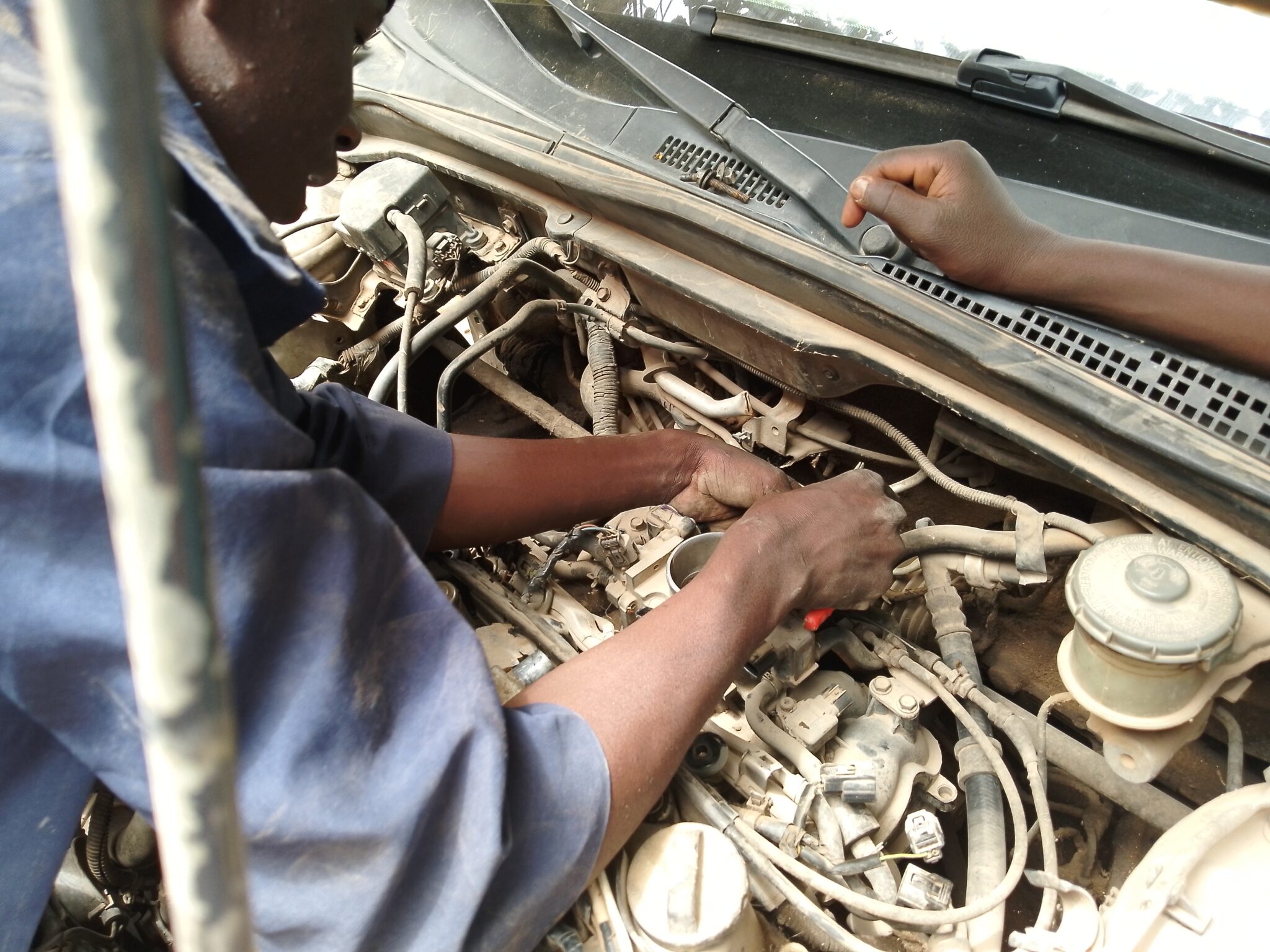 Mecánico reparando el motor de un auto en un taller - garantía vehículo 0km fallas reiteradas