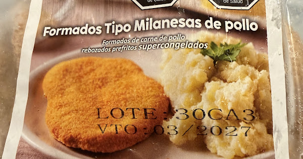Paquete de milanesas de pollo Grangy's con octógonos negros de exceso en grasas totales y sodio