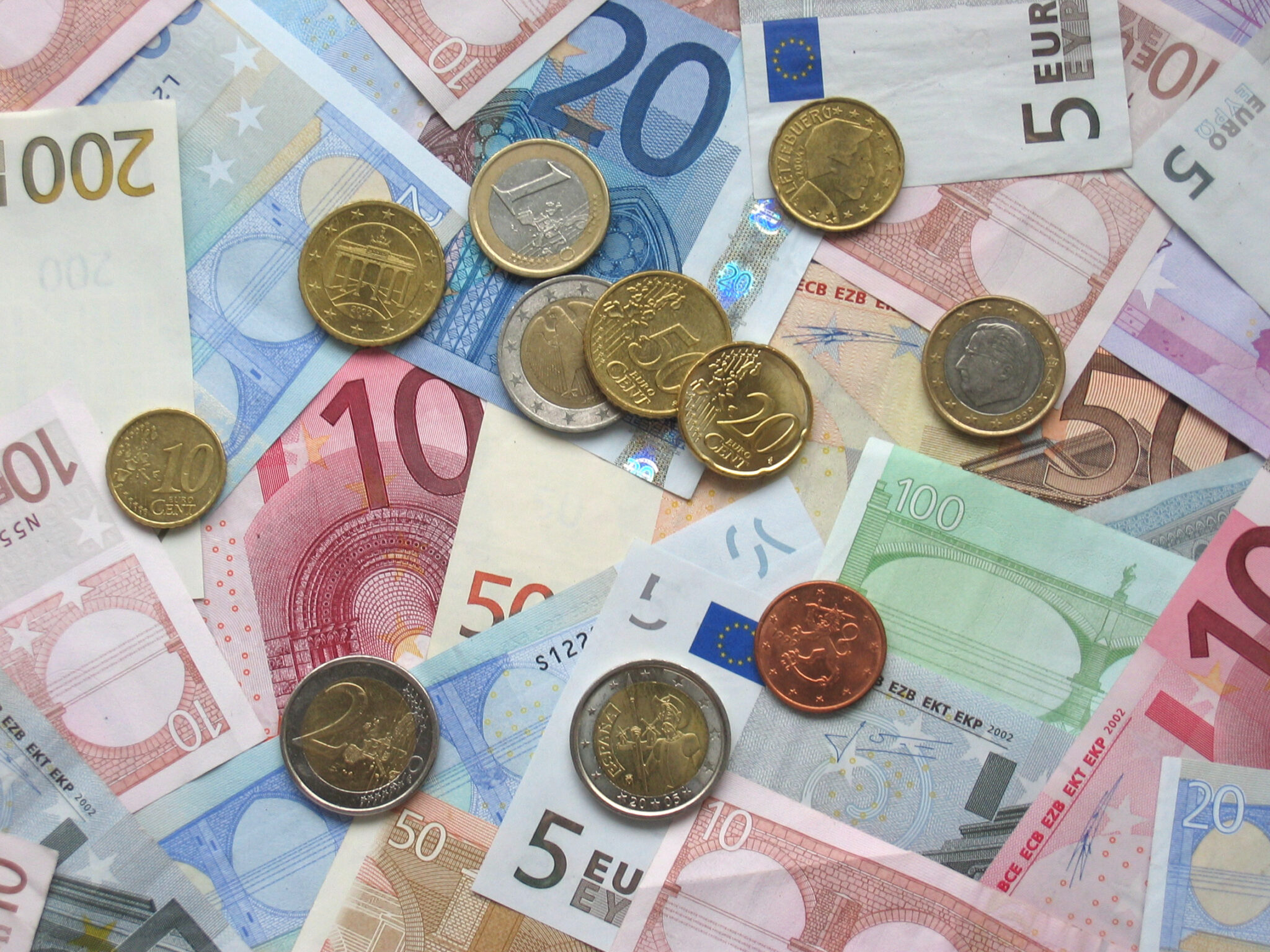 Monedas y billetes representando el salario y los haberes de un trabajador